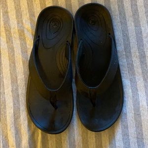 Black superfeet flip flops